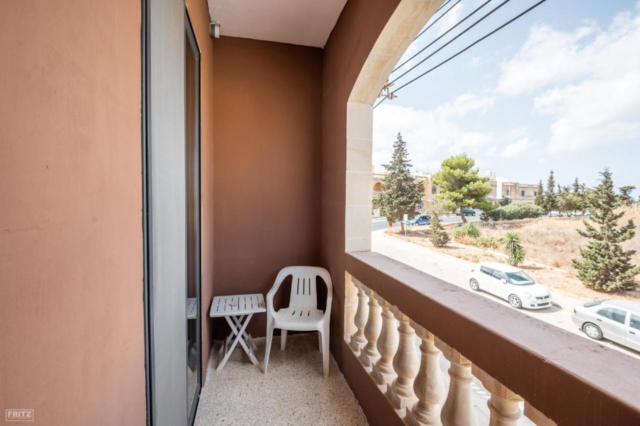Close To Airport - Private Room With Private Bathroom Adults Only Gudja Exterior photo