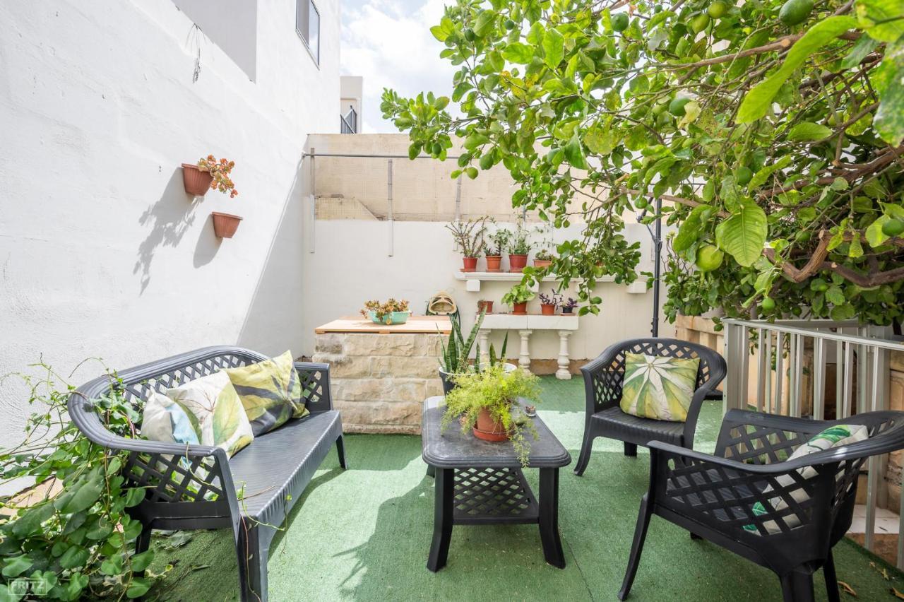 Close To Airport - Private Room With Private Bathroom Adults Only Gudja Exterior photo